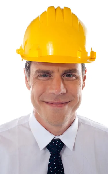 Um arquiteto usando capacete de segurança amarelo — Fotografia de Stock