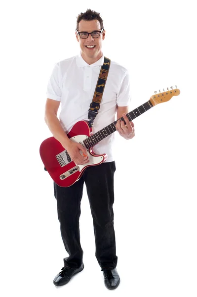 Gitar ile genç bir adamın tam vuruş — Stok fotoğraf