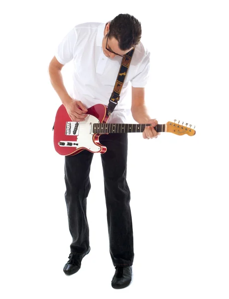 Περιστασιακή άνθρωπος με κιθάρα, κοιτάζοντας προς τα κάτω — Φωτογραφία Αρχείου