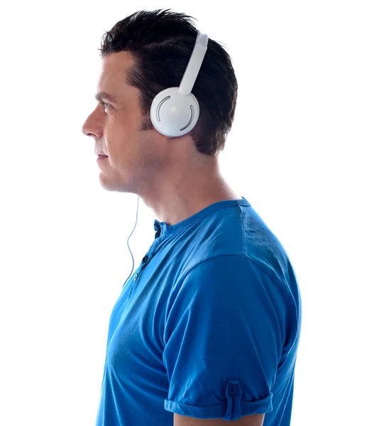 Seitenpose eines Mannes mit Kopfhörern — Stockfoto