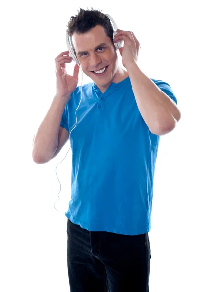 Attraktiv kille anläggning hörlurar — Stockfoto