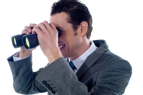 Ejecutiva masculina usando prismáticos — Foto de Stock