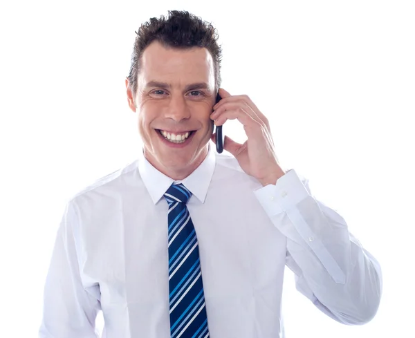 Uśmiechający się biznesmen uczestniczy telefon — Zdjęcie stockowe