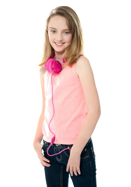Menina da moda elegante com fones de ouvido — Fotografia de Stock