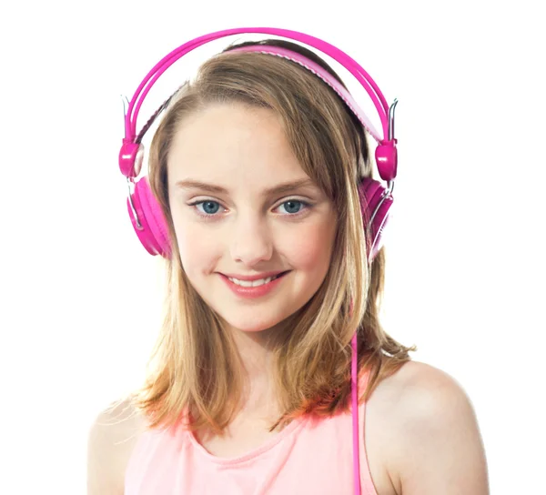 Menina atraente usando fones de ouvido rosa — Fotografia de Stock