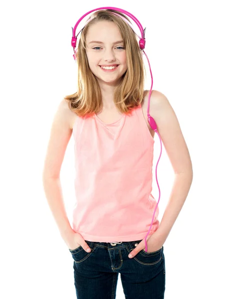 Csinos lány élvezi a zenét fejhallgatón keresztül — Stock Fotó