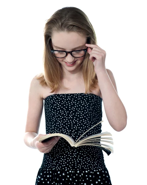 Mooi meisje leesboek — Stockfoto
