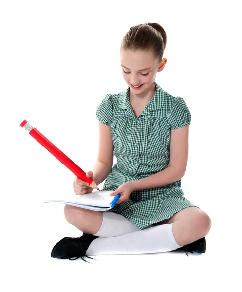 Jeune fille faisant ses devoirs — Photo