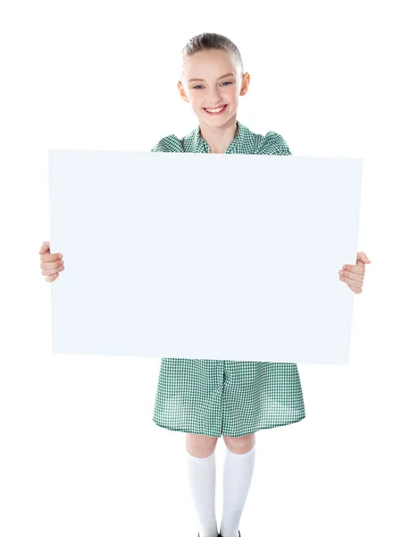 Söt flicka håller Tom vit affisch — Stockfoto