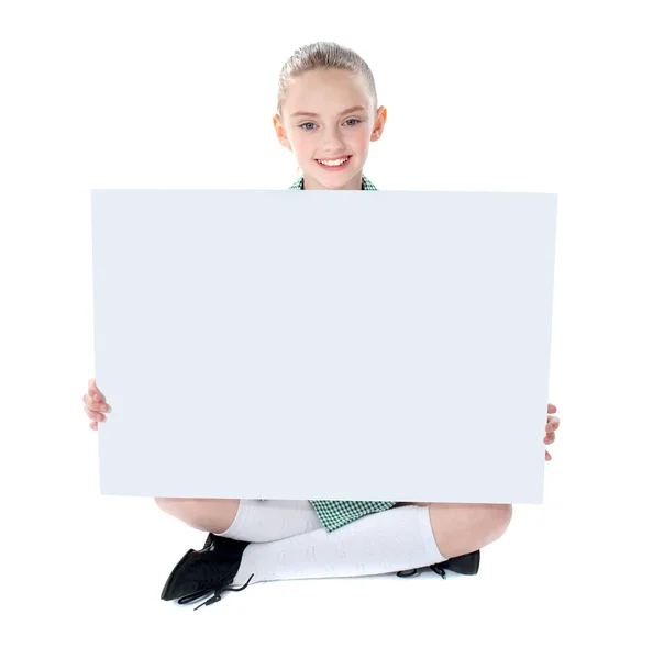 Escuela chica mostrando cartelera en blanco — Foto de Stock