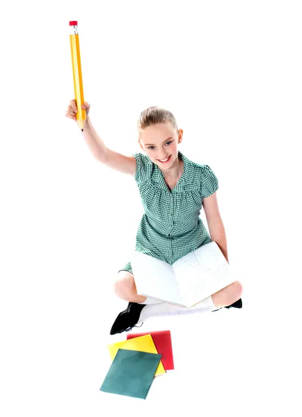 Retrato de menina encantadora segurando lápis colorido — Fotografia de Stock