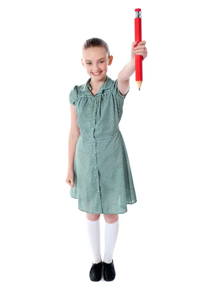 Attraktiva flicka visar stor röd penna — Stockfoto