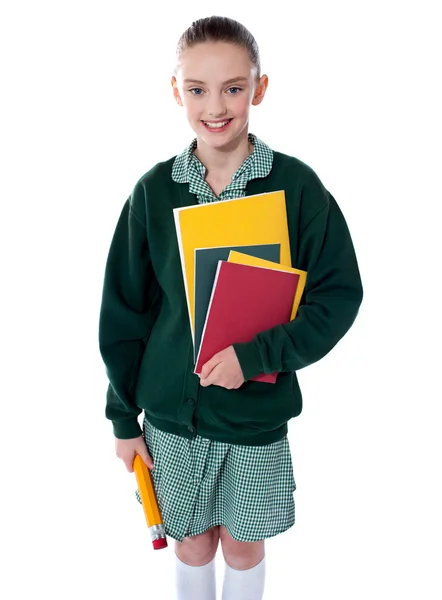 Школьница стоит с блокнотами — стоковое фото