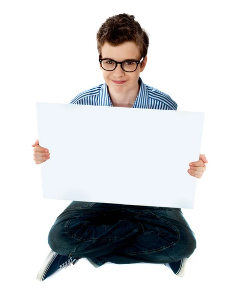Usměvavý chlapec prezentující prázdné tabule — Stock fotografie