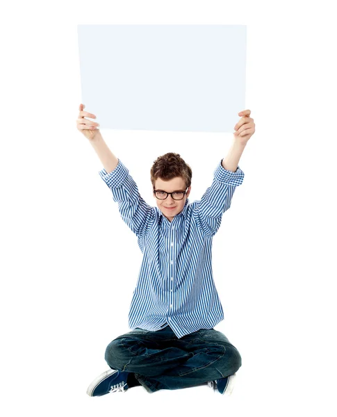 Молодой парень с пустым плакатом над головой — стоковое фото