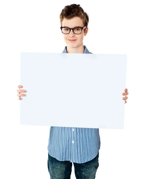 Knappe jongen toont een leeg reclamebord — Stockfoto