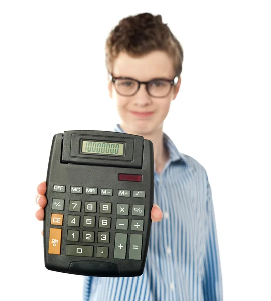 Giovane ragazzo che mostra calcolatrice digitale — Foto Stock