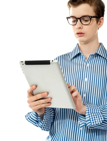 Stilvoller Junge mit Touchpad-Gerät — Stockfoto