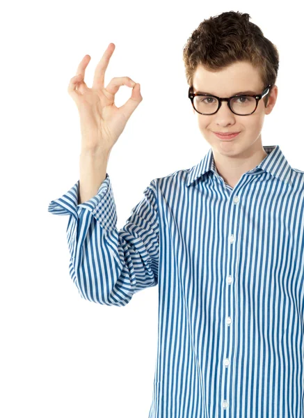 Knappe jongen gebaren uitmuntendheid teken — Stockfoto