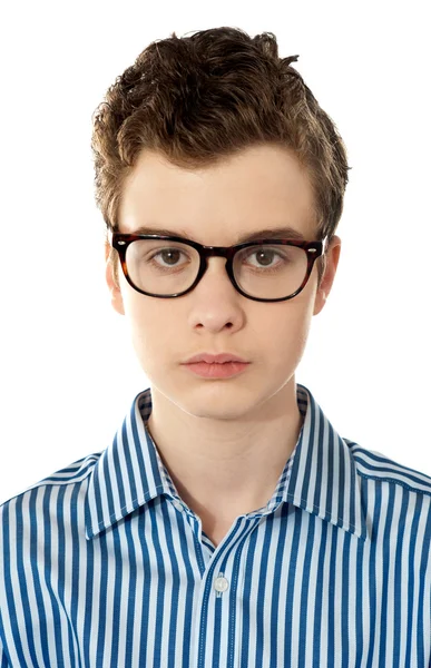 Gros plan d'un garçon portant des lunettes — Photo