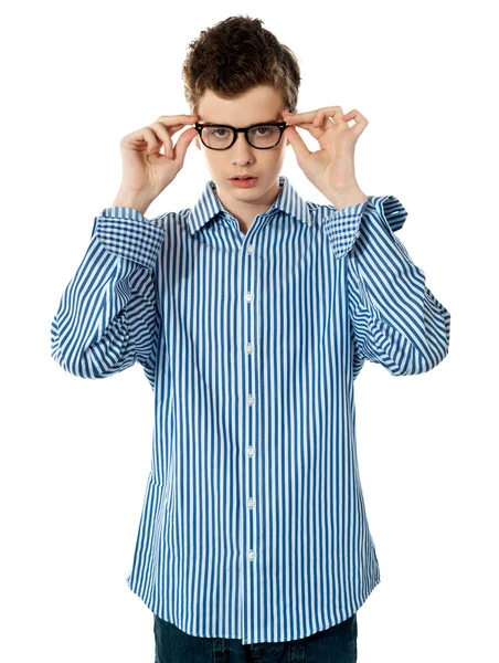 Jovem menino segurando óculos — Fotografia de Stock