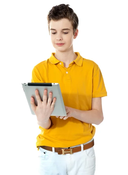Retrato de un chico lindo usando un dispositivo portátil — Foto de Stock