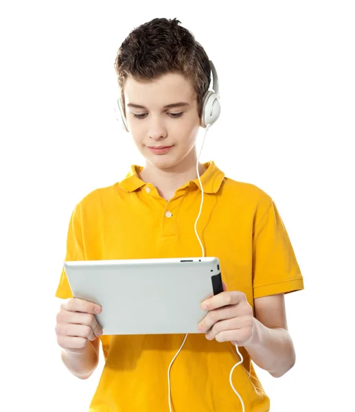 Garçon écouter de la musique sur tablette pc — Photo