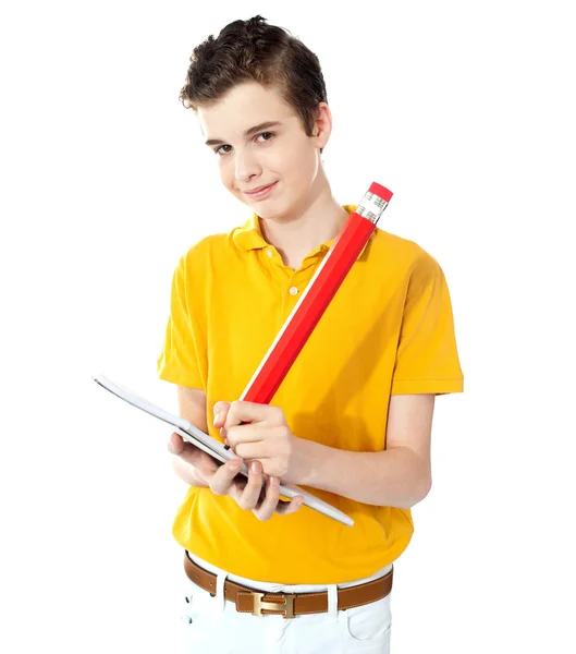 Schattige jongen schrijven op zijn laptop — Stockfoto