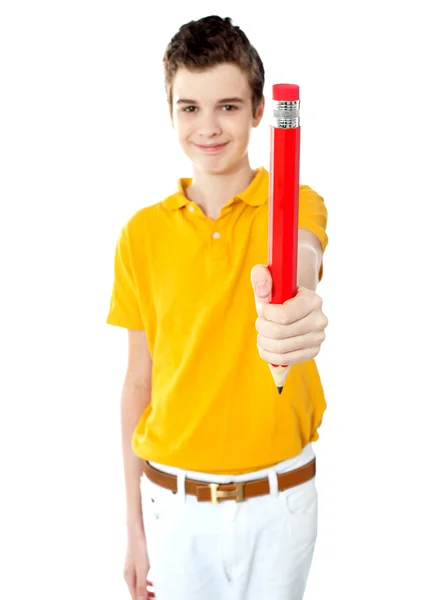 Retrato de um menino oferecendo lápis — Fotografia de Stock