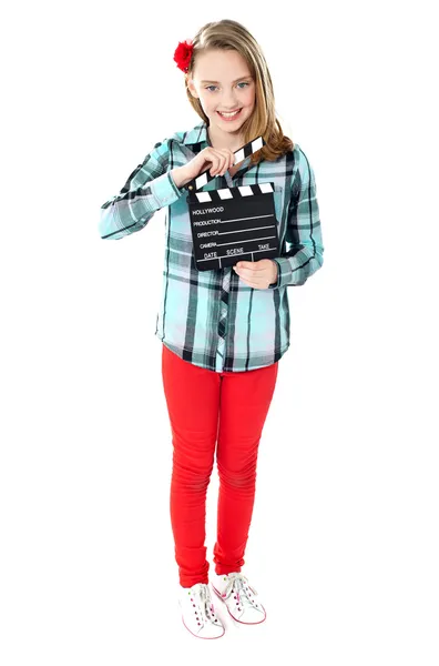 Sonriente chica sosteniendo clapperboard — Foto de Stock