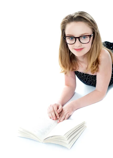Girl wearing eyeglasses and reading book — Stock Photo, Image