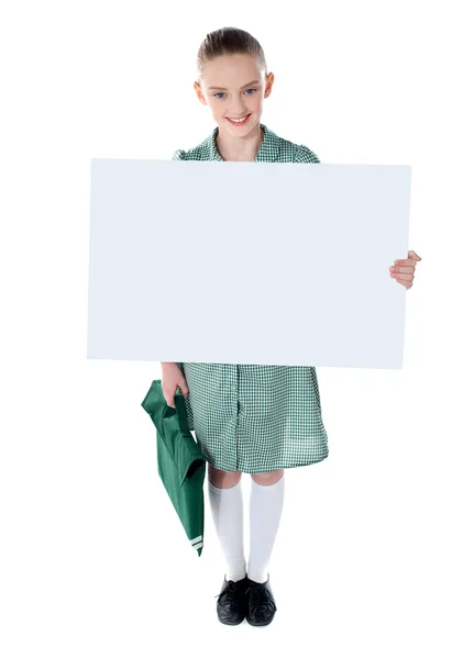 Nettes Schulmädchen mit einer Werbetafel — Stockfoto