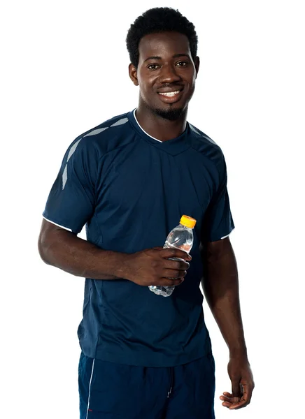 Hombre guapo sosteniendo botella de agua — Foto de Stock