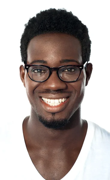 Closeup veselá afrického chlapce s brýle — Stock fotografie