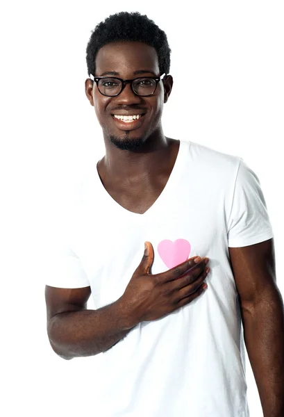 Knappe man houden papier hart — Stockfoto