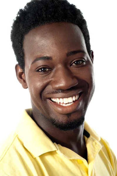 Zbliżenie uśmiechający się przystojny facet Afryki — Zdjęcie stockowe