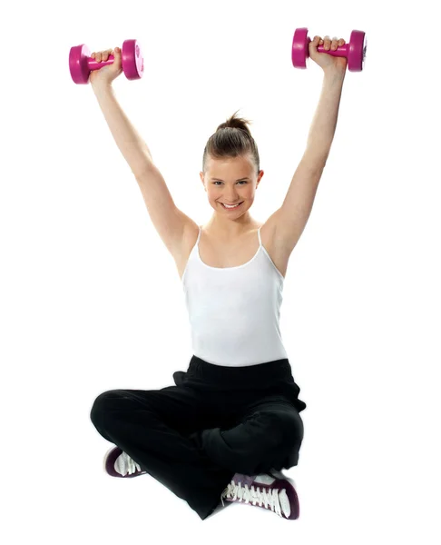 Sonriente chica en forma haciendo ejercicio con pesas —  Fotos de Stock