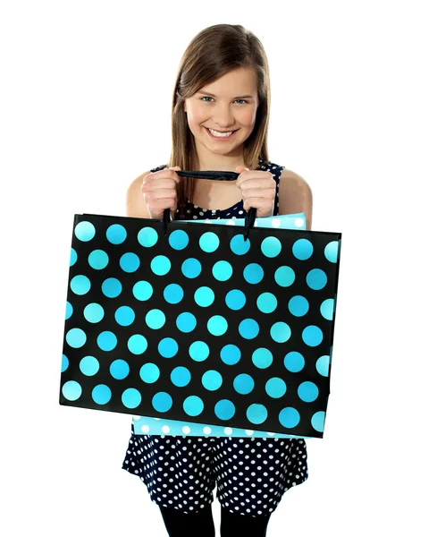 Adolescente sosteniendo bolsas de compras —  Fotos de Stock