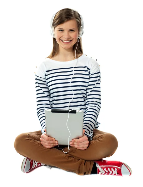 Teenager enjoying music through headphones — Stock Photo, Image