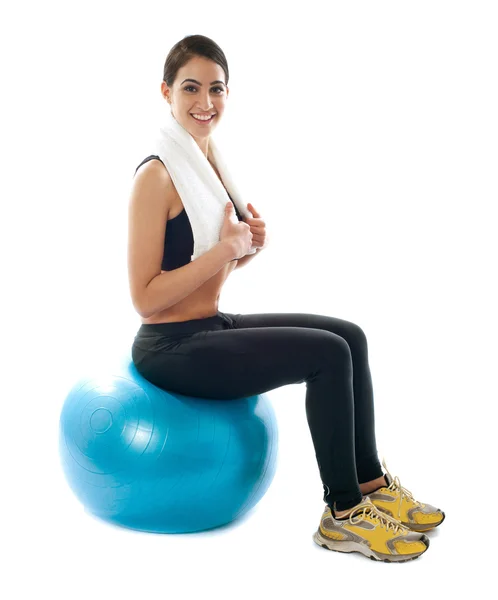 Trener fitness kobiece kobieta siedzi na piłkę — Zdjęcie stockowe