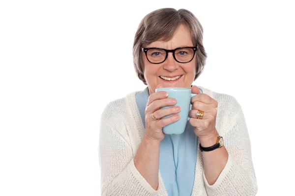 Smiling lady drinking hot coffee — Stock Photo, Image