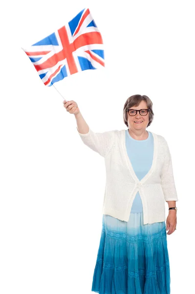 Signora anziana che tiene bandiera britannica e sventola — Foto Stock