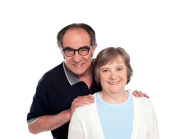 Liebenswerte Mann posiert zusammen mit Frau — Stockfoto