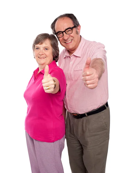 Sénior casal gesticulando polegares para cima — Fotografia de Stock