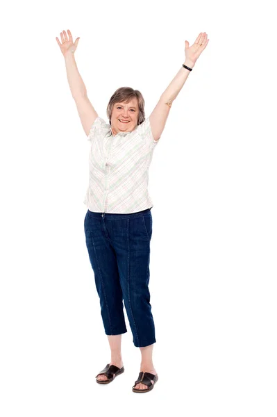 Femme âgée joyeuse levant les bras — Photo