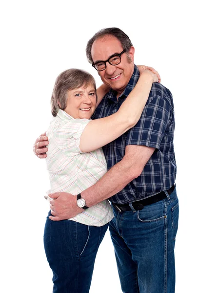 Муж и жена обнимают друг друга — стоковое фото