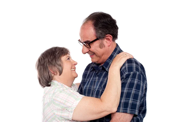 Casal envelhecido em um clima romântico — Fotografia de Stock