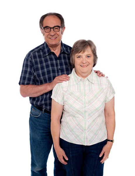 Envejecida pareja de amor posando con sonrisa —  Fotos de Stock