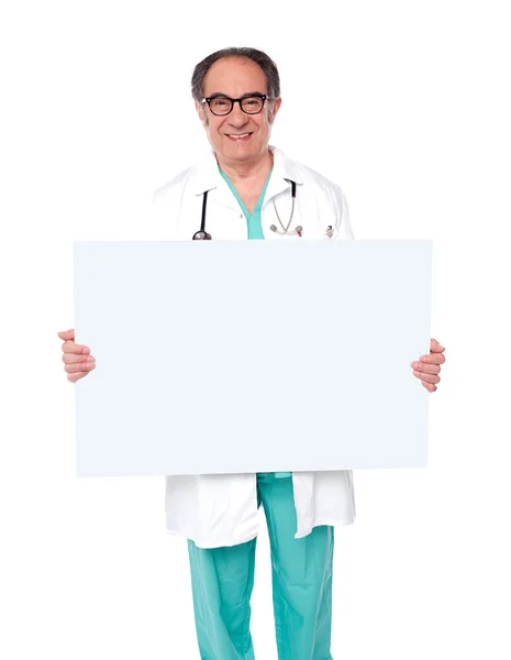 Arzt posiert mit weißer Plakatwand — Stockfoto