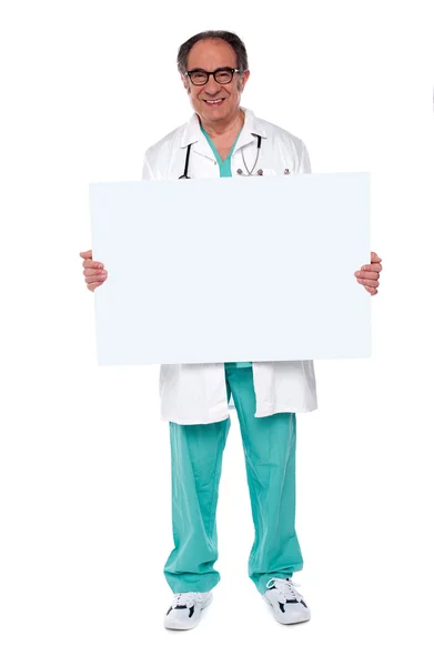 Médecin confiant montrant tableau blanc vierge — Photo
